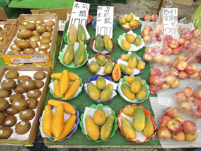 Buah-buahan Ini Bikin Hubungan Taiwan-China Makin Memanas Aktifitas perdagangan terlihat di pasar ritel buah di Ibu Kota Taipei, Taiwan (20/9). China melarang impor sejumlah buah tropis dari Taiwan dengan berbagai alasan.