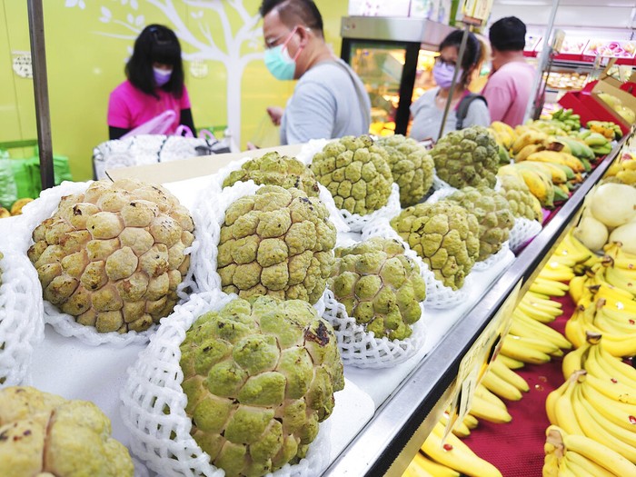 Buah-buahan Ini Bikin Hubungan Taiwan-China Makin Memanas Aktifitas perdagangan terlihat di pasar ritel buah di Ibu Kota Taipei, Taiwan (20/9). China melarang impor sejumlah buah tropis dari Taiwan dengan berbagai alasan.