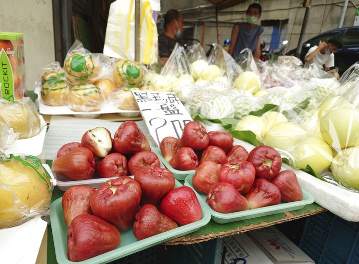 Buah-buahan Ini Bikin Hubungan Taiwan-China Makin Memanas Aktifitas perdagangan terlihat di pasar ritel buah di Ibu Kota Taipei, Taiwan (20/9). China melarang impor sejumlah buah tropis dari Taiwan dengan berbagai alasan.