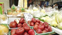 Deretan buah jambu air terlihat di pasar ritel di Ibu Kota Taipei, Taiwan (20/9). China melarang impor sejumlah buah tropis seperti jambu air dan srikaya dari Taiwan dengan berbagai alasan mulai hari ini.