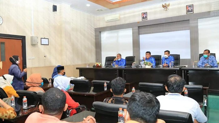Bupati Labura Hendri Yanto menegur sejumlah guru SD yang jarang masuk (dok. FB Hendri)