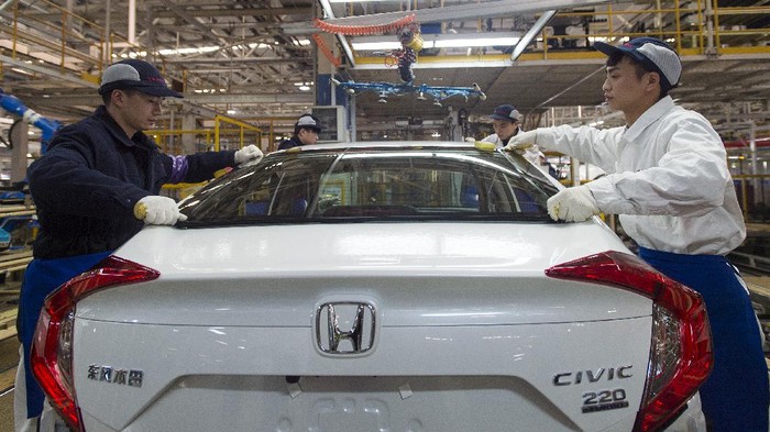 In this photo taken on February 6, 2017, employees work on the Honda Civic production line at the automakers Dongfeng Honda factory in Wuhan, Chinas Hubei Province. (Photo by STR / AFP) / China OUT
