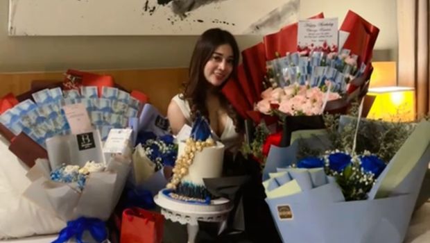 Chintya Ramlan pamer hadiah di hari ulang tahunnya.