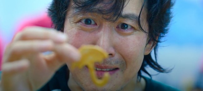 Dalam drakor Squid Game Jung Jae memerankan sosok pria yang kecanduan judi, hidup miskin dan tak peduli dengan penampilan. Dia bahkan memakai baju seadanya karena uang untuk makan pun pas-pasan. Foto: Istimewa