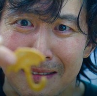 Dalam drakor Squid Game Jung Jae memerankan sosok pria yang kecanduan judi, hidup miskin dan tak peduli dengan penampilan. Dia bahkan memakai baju seadanya karena uang untuk makan pun pas-pasan. Foto: Istimewa