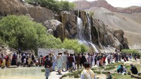 Setelah sempat ditutup gara-gara pandemi virus Corona, danau Band-e Amir sempat dibuka lagi untuk publik pada Agustus 2020. Tampak warga Afghanistan antre berbondong-bondong berkunjung ke danau cantik itu. (Xinhua/Latif Azimi)