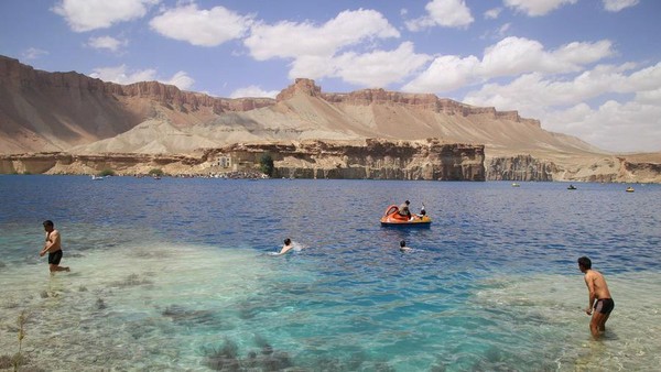 Banyak aktivitas yang bisa dilakukan wisatawan di danau Band-e Amir. Yang paling asyik sih main air atau seperti yang dilakukan tentara Taliban tadi, main bebek-bebekan. (Xinhua/Latif Azimi) Banyak aktivitas yang bisa dilakukan wisatawan di danau Band-e Amir. Yang paling asyik sih main air atau seperti yang dilakukan tentara Taliban tadi, main bebek-bebekan. (Xinhua/Latif Azimi)