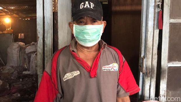 Darkim, pengelola lahan sampah di Pondok Betung, Pondok Aren, Tangsel. (Firda Cynthia/detikcom)