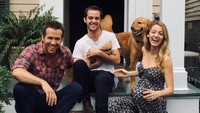Blake Lively and Ryan Reynolds adalah pasangan manis yang sangat cocok untuk dijadikan panutan banyak orang. Mereka sudah menikah sejak 2012 dan dikaruniai 3 orang anak. Mereka terkenal, sukses dan seharusnya mampu menjalani kehidupan mewah. Tapi keluarga ini memilih untuk tinggal di Pound Ridge, sebuah kota kecil di negara bagian New York. Blake mengatakan bahwa Ryan lebih senang menghabiskan waktu bersama keluarganya, bahkan dia rela mengganti popok anaknya di tengah malam. (East News)