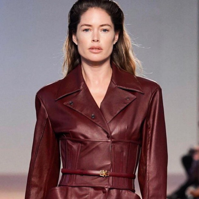 Kamu orang yang punya privilese dan kamu tidak akan pernah merasakan konsekuensi sebenarnya dari pilihanmu. Bagus untuk kamu. Tapi tolong jangan menyinggung kami dengan berpura-pura kamu tertekan padahal sebenarnya kamu hanya bingung, tulis netizen bernama cathiebeep. Foto: Instagram @doutzen