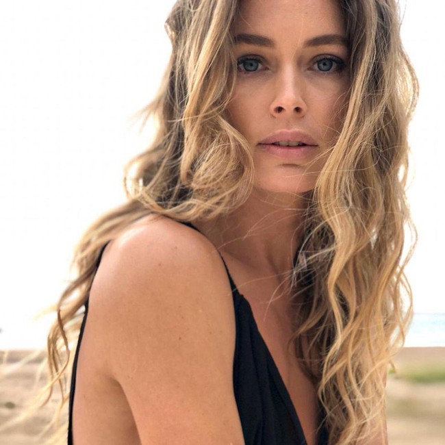 Memang banyak publik figur yang mengungkap pandangan mereka mengenai COVID-19. Beberapa dengan lantang mengungkap keengganan disuntik vaksin, termasuk Doutzen. Wanita 36 tahun itu sendiri mengakui keputusan itu berdasarkan hasil risetnya selama berjam-jam. Foto: Instagram @doutzen