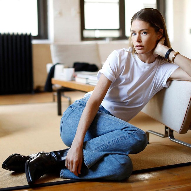 Orang lain telah memberiku harapan dan kekuatan dengan keberanian mereka untuk membela hal-hak kita. Mereka menyentuh hatiku dan menginspirasiku untuk melakukan hal yang sama. Jadi walaupun tanganku gemetar selagi menulis ini, aku bisa merasa ini waktunya untuk memilih keberanian dari pada kenyamanan dan bicara kebenaranku, ujarnya. Foto: Instagram @doutzen