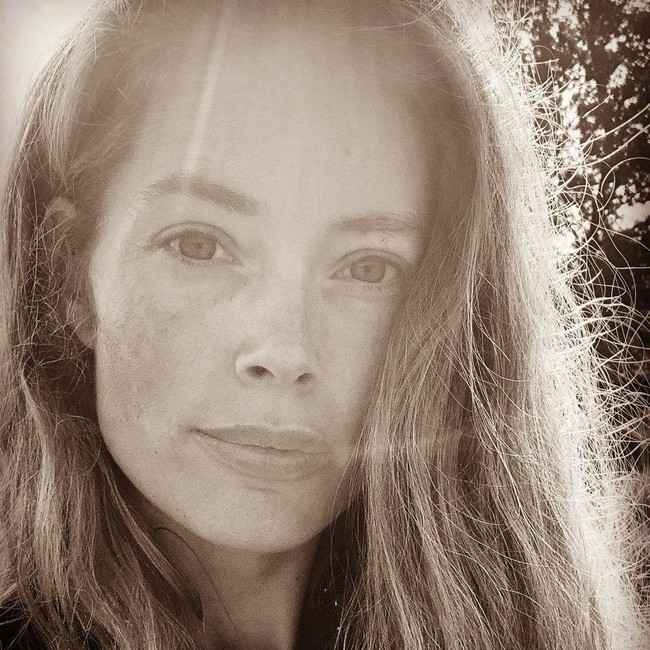 Tak disangka yang dibicarakan Doutzen adalah keputusannya untuk tidak disuntik. Meski tidak mengatakan dengan jelas, netizen bisa mengerti bahwa yang dimaksudnya adalah vaksin COVID-19. Foto: Instagram @doutzen