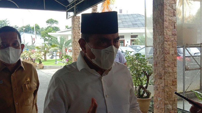 Edy Rahmayadi (kemeja putih-peci hitam)/Ahmad Arfah-detikcom