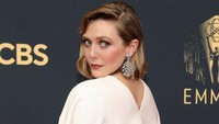 Ini bukan pertama kalinya Elizabeth Olsen mengenakan gaun yang dirancang oleh saudara perempuannya. Foto: Getty Images via AFP/RICH FURY