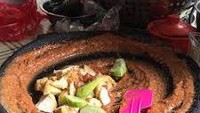 Di sekitar Sudirman Citywalk ada sebuah gado-gado gerobakan yang tak pernah sepi pembeli. Mulai dari pekerja kantoran hingga banyak pengemudi ojol menjadi langganannya. Gado-Gado Citywalk dengan porsi lengkap ini bahkan hanya dibanderol mulai dari Rp10 ribu saja. Foto: Istimewa