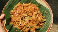 Buka mulai pukul 9 pagi, Gado-Gado GGS tak pernah sepi pembeli. Punya rasa bumbu kacang yang kental dan begitu gurih, gado-gado yang satu ini berlokasi di Perumahan Villa Pertiwi, Depok. Seporsi gado-gado yang mengenyangkan di sini dijual seharga Rp15 ribu saja. Foto: Istimewa