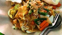 Jika sedang berada di kawasan Kedoya Utara jangan lupa untuk cicipi Gado-Gado Pak Wahyu. Berlokasi di Jalan Taman Ratu Indah, Kedoya Utara, Jakarta Barat, seporsi gado-gado yang lengkap di sini dibanderol seharga Rp15 ribu saja. Foto: Istimewa