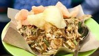 Bumbu kacang yang dibuat kental berpadu begitu sempurna dengan tahu, tempe serta beragam campuran sayur-sayuran. Buka sejak pagi hingga sore hari, Gado-Gado Tanjung Duren yang satu ini dilengkapi dengan emping dan dibanderol hanya Rp15 ribu saja. Foto: Istimewa