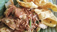 Sudah terkenal puluhan tahun, Gado-Gado 92 Full Vitamin yang berlokasi di kawasan Kalideres, Jakarta Barat ini memang tak pernah sepi pembeli. Seporsi gado-gado buatan Pak Nana ini dibanderol hanya Rp16 ribu yang sudah lengkap dengan lontong. Foto: Istimewa