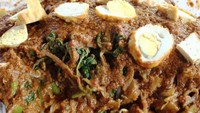 Berada tepat di pinggir jalan, gado-gado yang satu ini selalu disambangi banyak orang yang melintas di kawasan Pancoran, Jakarta Selatan. Punya bumbu yang kental dan gurih, seporsi gado-gado yang sudah lengkap dengan nasi dan lontong ini dibanderol mulai dari Rp15 ribu. Foto: Istimewa