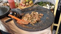 Di deretan penjual makanan di kantin KPAI, ada tukang gado-gado yang terkenal dengan menu lezatnya. Dibanderol dengan harga Rp15 ribu, gado-gado Bang Nasir ini selalu laris diserbu pembeli, termasuk para pelanggan setia Bang Nasir. Foto: Istimewa