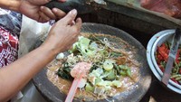 Gado-gado Mas Jon merupakan salah satu penjual gado-gado kaki lima yang cukup terkenal di Jalan Senopati. Lengkap dengan telur dan nasi, gado-gado mas Jon ini dibanderol dengan harga yang terjangkau yaitu Rp15 ribu saja. Foto: Istimewa