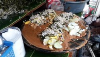 Sering jadi destinasi makan siang para pekerja di sekitar stasiun Gondangdia, untuk memenuhi pesanan pelanggannya gado-gado Mas Mul bisa menyedikan 12 porsi dalam sekali pembuatan. Harganya Rp15 ribu, sudah lengkap dengan lontong. Gado-gado gerobakan yang satu ini tak pernah sepi. Foto: Istimewa