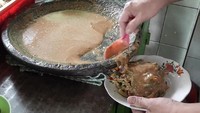 Jadi tempat langganan makan gado-gado Cing Abdel, Gado-Gado Turunan di kawasan Pasar Minggu ini punya kelezatan yang spesial. Berlokasi di Jalan Pisang, Gang Kampung Lima 1, Jati Padang, Pasar Minggu, harga seporsi gado-gado lengkap dengan nasi hanya dibanderol Rp15 ribu saja. Foto: Istimewa