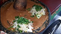 Berlokasi tepat di seberang Rumah Sakit Pasar Rebo, Jakarta Timur ada gado-gado gerobakan bernama Gado-Gado Kuningan yang juga tak pernah sepi pembeli. Rasanya yang lezat dijual dengan harga yang relatif terjangkau. Seporsi gado-gado dengan nasi hanya dibanderol Rp 15 ribu saja. Foto: Istimewa