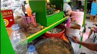 Berjualan sejak pagi hingga sore hari, Gado-Gado Mahkota Rasa ini cukup legendaris. Sudah dijual kurang lebih 20 tahun, seporsi gado-gado yang lengkap dan lezat ini dibanderol seharga Rp 14 ribu saja. Foto: Istimewa