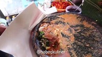Di kawasan Depok ada sebuah gado-gado kaki lima yang terkenal dengan bumbu kacangnya yang kental dan legit. Bernama Gado-Gado PLN Depok II, seporsi gado-gado yang lengkap dengan lontong, berbagai macam sayuran dan telur ini, bahkan sudah dijajakan hingga puluhan tahun. Foto: Istimewa