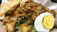 Di kawasan Tebet ada penjual gado-gado yang terkenal dengan bumbu kacangnya yang gurih bercampur kacang mede. Harga gado-gado di sini mulai dari Rp14 ribu - Rp16 ribu saja. Sudah sekitar 10 tahunan gado-gado Bang Jaja ini mangkal di Jalan Tebet Barat, tak jauh dari Masjid Nurul Yakin. Foto: Istimewa