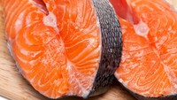 Asam lemak omega 3 terkandung dalam ikan berlemak, seperti salmon, kembung, dan tuna. Konsumsinya mampu mengurangi peradangan dan melawan pemicu sakit kepala. Foto: iStock