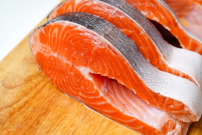 5 Fakta Garis-garis Putih yang Ada pada Daging Ikan Salmon