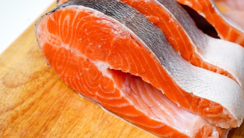 Garis putih pada ikan salmon 5 Fakta Garis-garis Putih yang Ada pada Daging Ikan Salmon