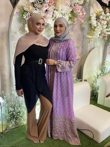 Gaya Millen Cyrus yang memakai hijab.