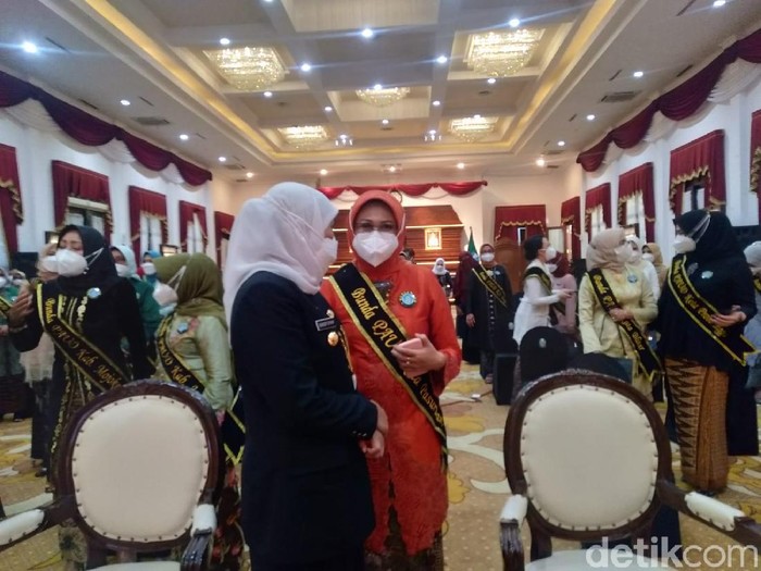 Gubernur Khofifah Indar Parawansa ingin seluruh desa di Jawa Timur memiliki Pendidikan Anak Usia Dini (PAUD). Ini sebagai tempat pembelajaran anak hingga pencegahan stunting dan gizi buruk.