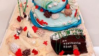 Sebuah cake dengan tema bawah laut jadi hadiah buat Guli. Cake berwarna biru ini dihias dengan berbagai ornamen seperti ikan dan terumbu karang.  Foto: Instagram @nz0502