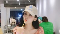 Segelas minuman boba jadi teman santai Guli. Ia menunjukkan ekspresi senang ketika minum minuman manis ini. Berbagai pose pun ditunjukkannya di depan kamera. Foto: Instagram @nz0502