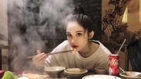 Lewat Instagramnya @nz0502 Guli sering mengunggah momen makannya. Salah satu makanan favoritnya adalah hot pot ala China. Serunya makan hot pot sambil minum minuman kalengan.  Foto: Instagram @nz0502