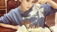 Di hari ulang tahun, Guli mendapatkan sebuah cake manis berhias bunga mawar putih. Cake dengan krim putih ini terlihat elegan. Guli memamerkannya lewat postingan Instagramnya. Foto: Instagram @nz0502