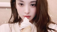 Guli yang memiliki rambut panjang ini memang punya paras cantik dan manis. Apalagi saat ia sedang menikmati es krim. Yummy! Foto: Instagram @nz0502