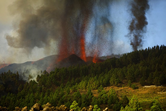 Gunung Cumbre Vieja di Pulau La Palma, Spanyol meletus, Senin (20/9/2021). Gunung aktif tersebut meletus usai sepekan sebelumnya menunjukan aktifitas seismik.