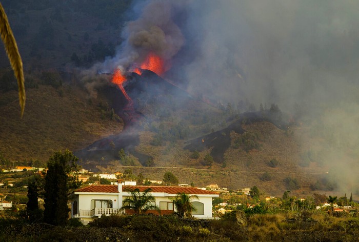 Gunung Cumbre Vieja di Pulau La Palma, Spanyol meletus, Senin (20/9/2021). Gunung aktif tersebut meletus usai sepekan sebelumnya menunjukan aktifitas seismik.