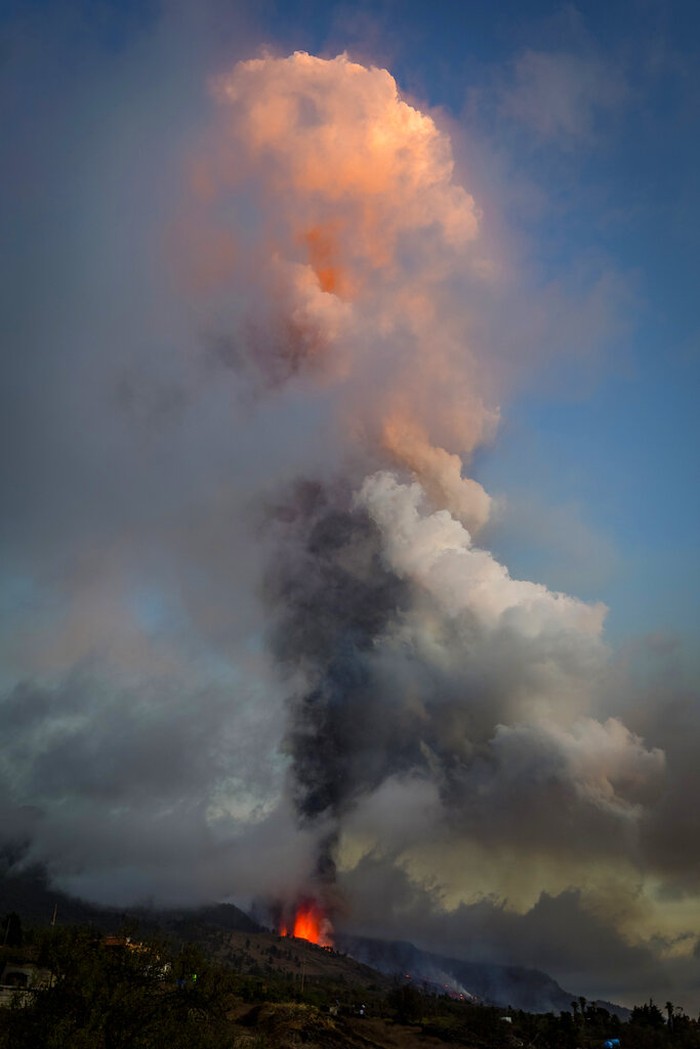 Gunung Cumbre Vieja di Spanyol Meledak Hebat Gunung Cumbre Vieja di Pulau La Palma, Spanyol meletus, Senin (20/9/2021). Gunung aktif tersebut meletus usai sepekan sebelumnya menunjukan aktifitas seismik.