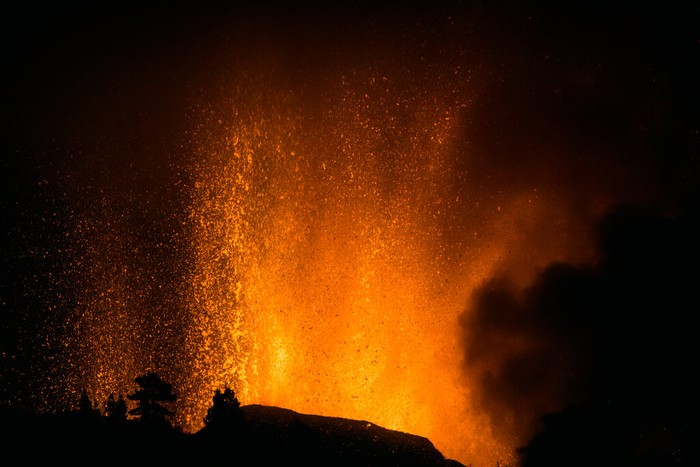 Gunung Cumbre Vieja di Pulau La Palma, Spanyol meletus, Senin (20/9/2021). Gunung aktif tersebut meletus usai sepekan sebelumnya menunjukan aktifitas seismik.