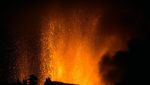 Lava Pijar Keluar dari Gunung Cumbre Vieja yang Meledak Hebat