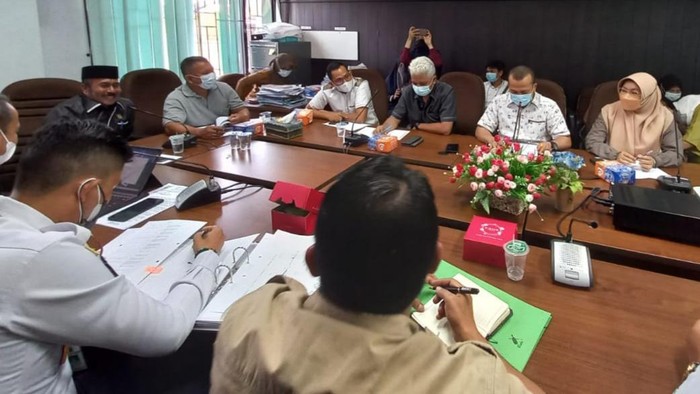 Hearing DPRD Pekanbaru dengan Dishub dan pengelola parkir terkait kebijakan parkir berbayar di minimarket.
