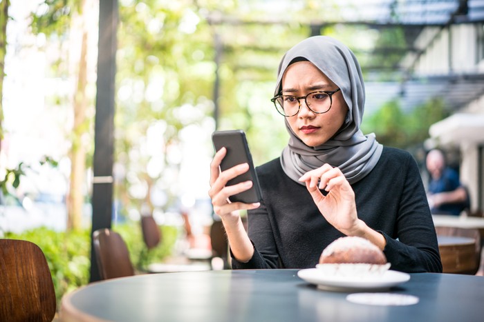 Ilustrasi perempuan kebingungan
